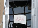 une boîte blanche surmontée d'une plaque de cuisson noire, sur laquelle est posée une note