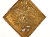 une image représentant une assiette en or ornée d'un aigle et d'une couronne