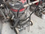 une machine posée sur le sol du garage