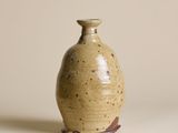 un petit vase posé sur une table