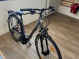 un vélo garé devant un écran de projection