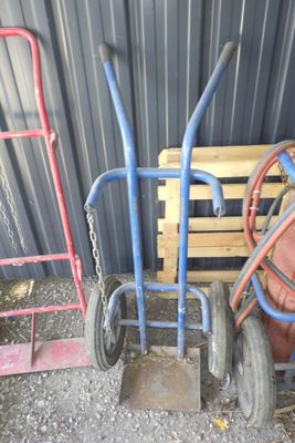 un chariot et un diable devant un immeuble