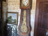 une horloge de parquet dans un coin de la pièce, près d'une porte