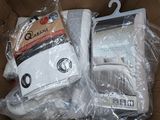 une boîte en carton contenant quelques objets