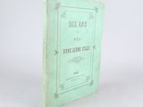 un vieux livre posé sur une table blanche