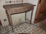 une table en bois avec un radiateur dans un coin de la pièce