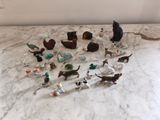 beaucoup de petites figurines qui se trouvent sur la table