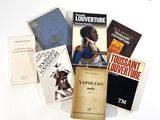 de nombreux livres posés sur une table