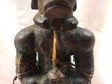 statue en bois représentant une femme tenant une bougie allumée dans ses mains