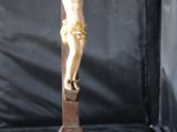 une statue de Jésus sur une croix dans une pièce