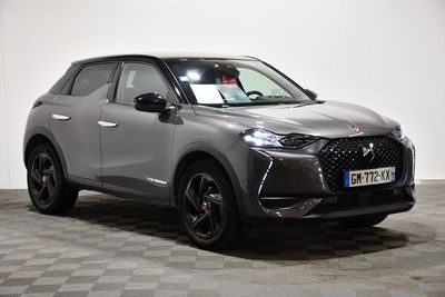 Le nouveau SUV DSX est garé sur un sol à damier