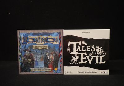deux DVD posés l'un à côté de l'autre sur une table