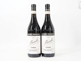 deux bouteilles de vin posées l'une à côté de l'autre sur une surface blanche