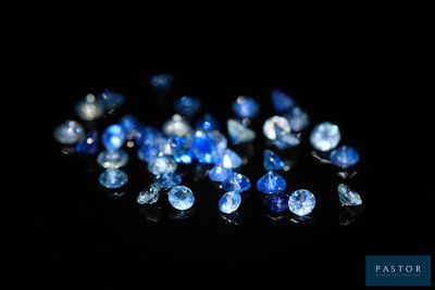 de très jolis losanges bleus et blancs sur un fond noir