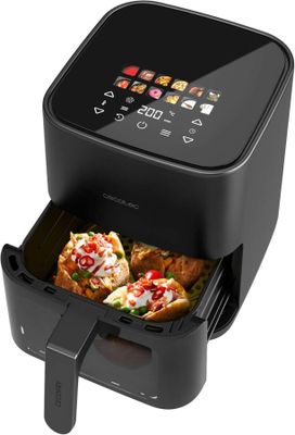 une friteuse à air chaud noire contenant des pizzas, sur fond blanc