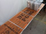 une table en bois sur laquelle est posé un récipient en plastique
