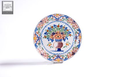DELFT ?, assiette à décor polychrome à décor d'un vase fleur…