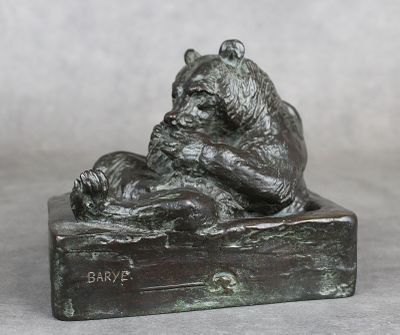 statue en bronze représentant un ours et son ourson reposant sur une caisse