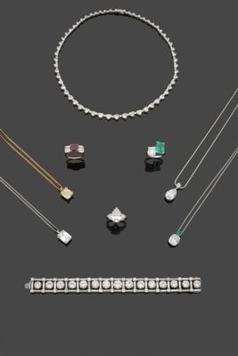 une collection de bijoux comprenant un collier, un bracelet et une bague