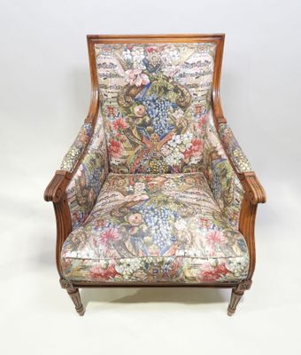 une image représentant une chaise dont le dossier est recouvert d'un tissu à motifs floraux