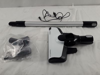 une photo en noir et blanc représentant un stylo et un téléphone portable