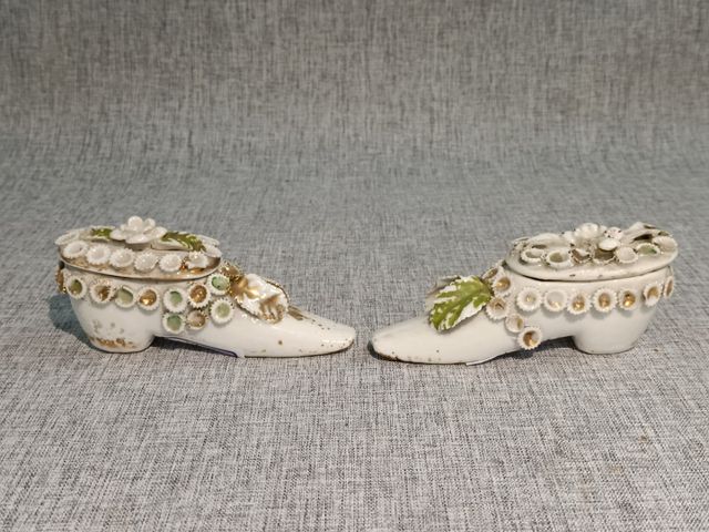 Deux souliers en porcelaine à décor polychrome de fleurs en relie