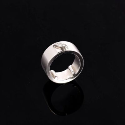 CHAUMET Bague lien en or blanc 18K (750e) retenant un pavage… - Photo 1