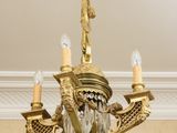 un lustre en or suspendu au plafond d'une pièce