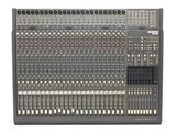 une console de mixage dotée de nombreux boutons et commandes
