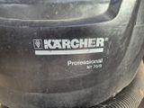un gros plan sur une photo en noir et blanc représentant un aspirateur