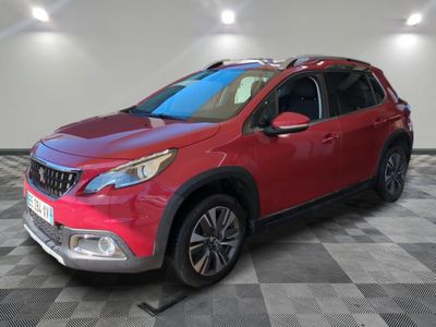 un 4x4 rouge garé dans un garage au sol en damier