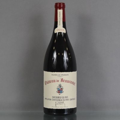 une bouteille de vin posée sur une table