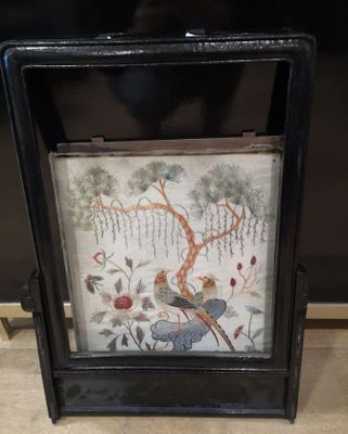 CHINE Ecran de bois comprenant broderie sous verre