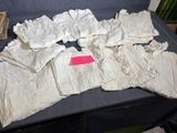 un tas de tissu blanc posé sur un canapé bleu
