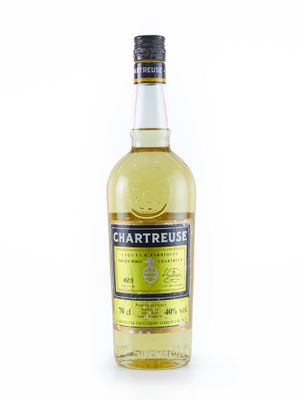 une bouteille de liqueur de citron Chartreuse sur fond blanc
