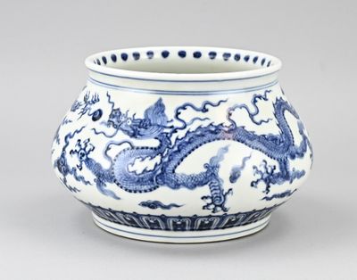 un vase bleu et blanc orné d'un dragon