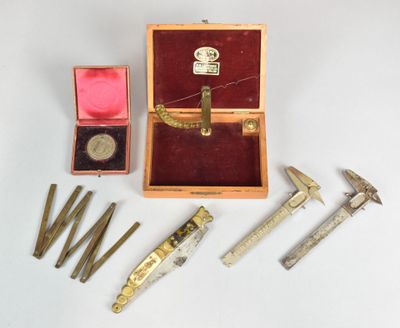 une boîte d'outils posée sur une table
