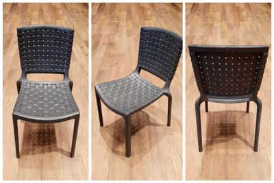 quatre vues différentes d'une chaise en plastique posée sur un parquet
