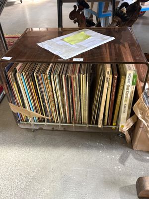 une table sur laquelle sont posés plusieurs livres
