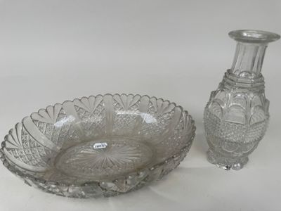 un saladier en verre et un vase en verre posés sur une table