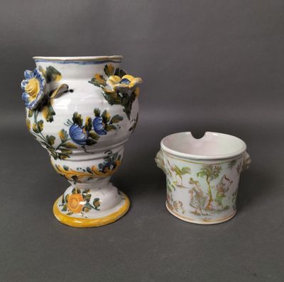 deux vases posés l'un à côté de l'autre sur une table