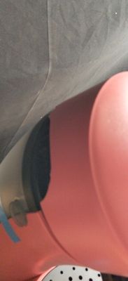 un gros plan d'un scooter rose