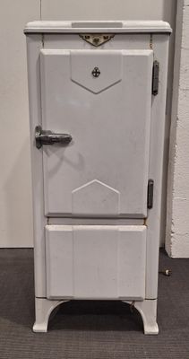 Réfrigérateur Vintage en tôle émaillée blanche, la marque Fr…