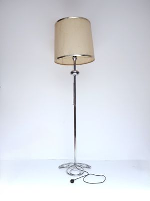 une lampe posée sur une table et munie d'un cordon