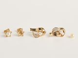 trois paires de boucles d'oreilles en or et une boucle d'oreille en perle