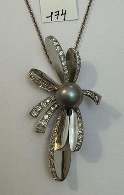 Chaîne en or gris maille Forçat, soutenant un pendentif Orch…