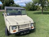 un camion blanc garé dans l'herbe