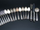beaucoup de cuillères et de fourchettes en argent sur la table