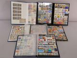 beaucoup de timbres dans une chemise sur la table