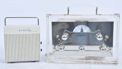 une petite radio posée à côté d'une autre petite radio sur une table